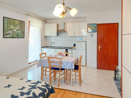 Kuchyň nebo kuchyňský kout v ubytování Apartment Kuki by Interhome