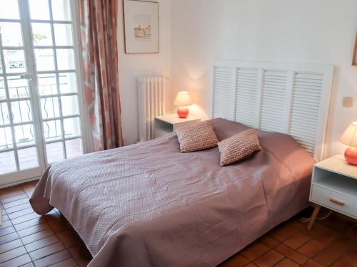une chambre avec un lit avec deux oreillers dessus dans l'établissement Apartment Les Voiliers by Interhome, à Grimaud