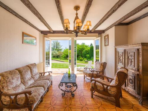 un salon avec un canapé, des chaises et une table dans l'établissement Holiday Home Ty Didrouz by Interhome, à Plobannalec