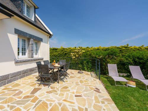 une terrasse avec une table et des chaises à côté d'une maison dans l'établissement Holiday Home Ty Didrouz by Interhome, à Plobannalec