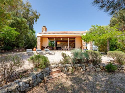 un mur en pierre devant une maison dans l'établissement Holiday Home La Bergerie by Interhome, à Sainte-Maxime