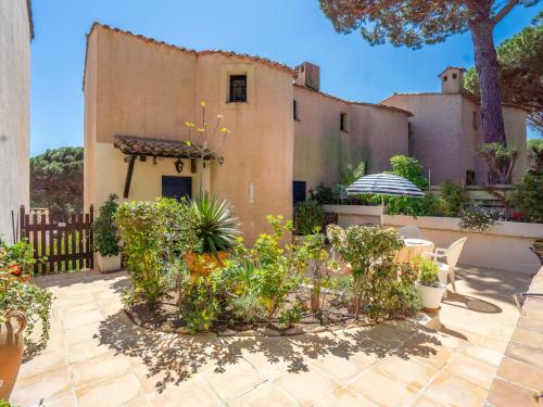 un jardin en face d'une maison ornée de plantes dans l'établissement Holiday Home Domaine des Restanques by Interhome, à Sainte-Maxime