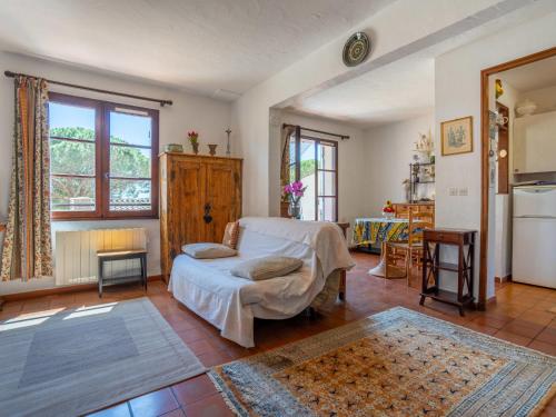 un salon avec un lit et une table dans l'établissement Holiday Home Domaine des Restanques by Interhome, à Sainte-Maxime