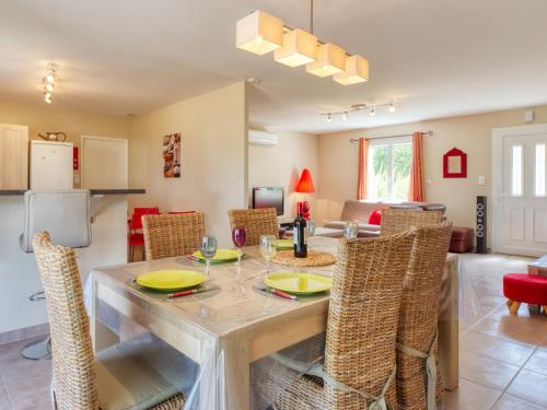 ein Esszimmer und eine Küche mit Tisch und Stühlen in der Unterkunft Holiday Home Les Ormes by Interhome in Montalivet-les-Bains