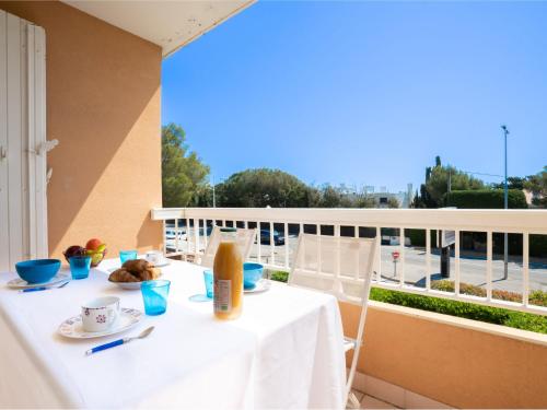 - une table blanche avec de la nourriture et des boissons sur un balcon dans l'établissement Apartment Le Panama-1 by Interhome, à Saint-Aygulf