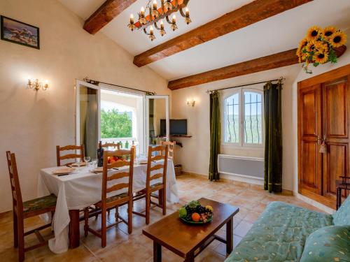 un salon avec une table et un canapé dans l'établissement Apartment Aiguines by Interhome, à Bauduen