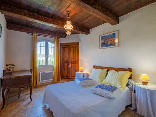 une chambre avec un lit, une table et une fenêtre dans l'établissement Apartment Campagne les Oliviers by Interhome, à Bauduen