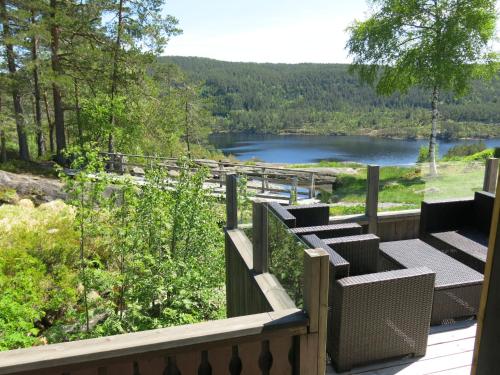 Una terraza con sillas y vista a un lago. en Chalet Torfinnbu by Interhome, en Øyuvstad