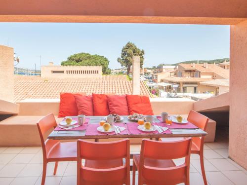- Balcón con mesa y sillas y sofá en Apartment La Vigna Rosso by Interhome en Palau