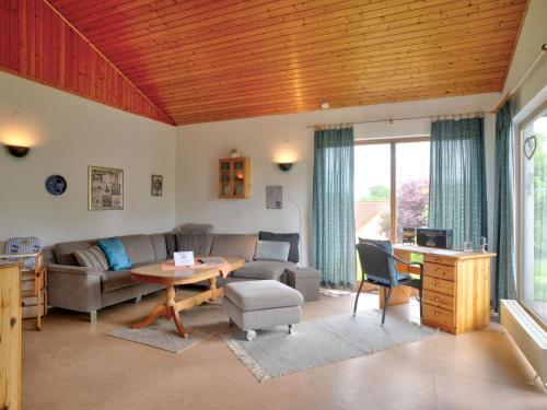 ein Wohnzimmer mit einem Sofa und einem Tisch in der Unterkunft Holiday Home Feriendorf Uslar-1 by Interhome in Uslar
