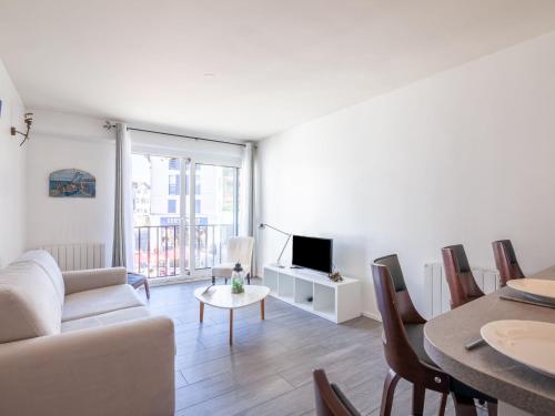 un salon avec un canapé et une télévision dans l'établissement Apartment Résidence de France by Interhome, à Saint-Jean-de-Luz