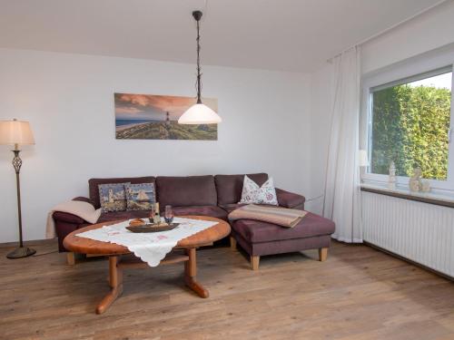 sala de estar con sofá y mesa en Apartment Fielapper by Interhome, en Norddeich