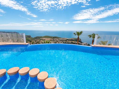 ein Swimmingpool mit Blick auf das Meer in der Unterkunft Apartment Vista Mar by Interhome in Cumbre del Sol