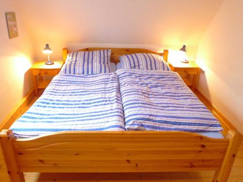 ノルトダイヒにあるHoliday Home Natur pur am Nordseedeich by Interhomeのベッド1台(枕2つ、ランプ2つ付)