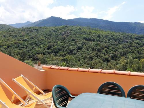 SerrieraにあるApartment Cabannaccia-1 by Interhomeの山々の景色を望むバルコニー(椅子、テーブル付)