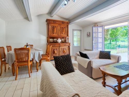 un salon avec un canapé et une table dans l'établissement Holiday Home Nola by Interhome, à Gaillan-en-Médoc