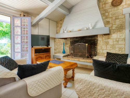 un salon avec des canapés et une cheminée dans l'établissement Holiday Home Nola by Interhome, à Gaillan-en-Médoc