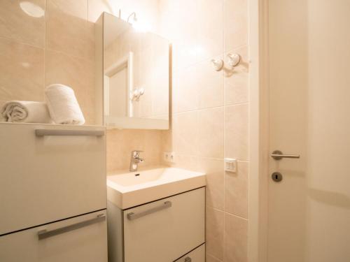 Bilik mandi di Apartment Lautrec 304 by Interhome