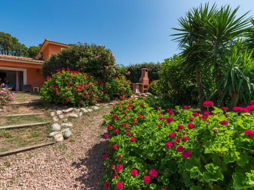 Prunelli-di-FiumorboにあるVilla Gelormini - GHI310 by Interhomeのピンクの花の庭園