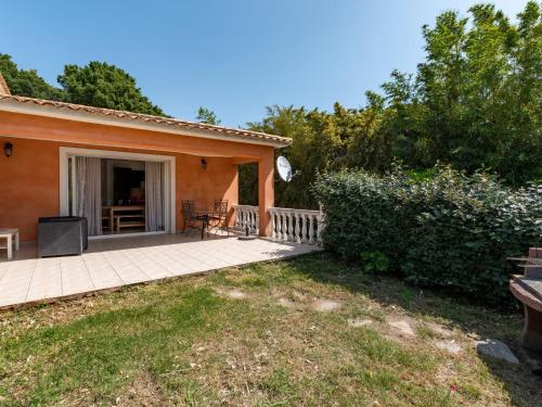 Elle offre une vue sur l'extérieur d'une maison dotée d'une terrasse. dans l'établissement Villa Gelormini-2 by Interhome, à Prunelli-di-Fiumorbo