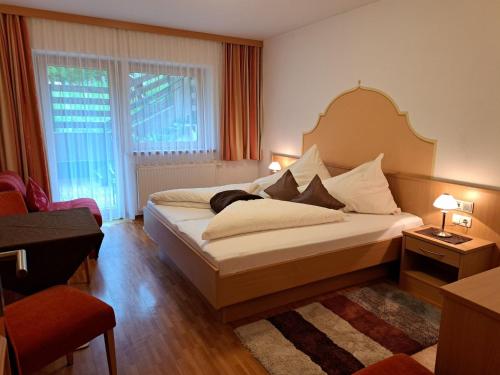 ein Schlafzimmer mit einem großen Bett in einem Zimmer in der Unterkunft Apartment Rosa-8 by Interhome in Mayrhofen