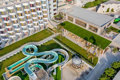 Bazén v ubytování Esperides Beach Resort nebo v jeho okolí