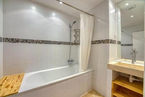une salle de bain avec une baignoire et un lavabo dans l'établissement New - 1 Bed Apt Central Antibes, à Antibes