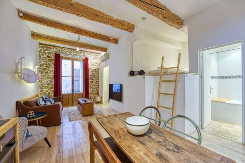 une cuisine et un salon avec une table en bois et une pièce dans l'établissement New - 1 Bed Apt Central Antibes, à Antibes