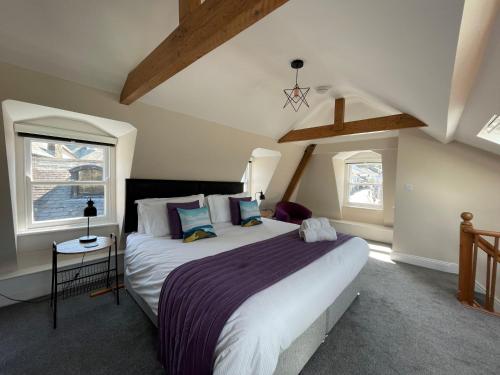 um quarto com uma cama grande e 2 janelas em Grisedale Pike em Keswick
