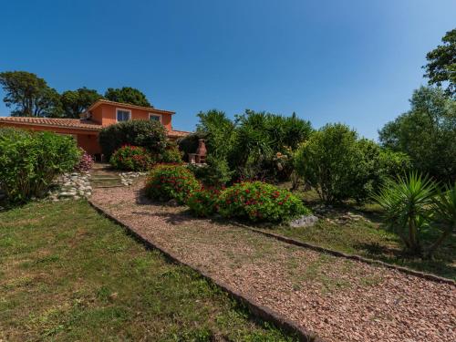 Prunelli-di-FiumorboにあるVilla Gelormini - GHI311 by Interhomeの花と茂みの庭園付きの家