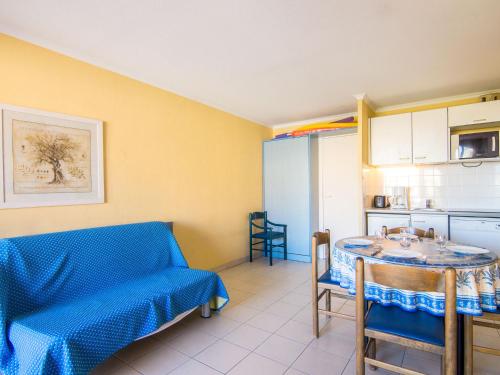 een woonkamer met een tafel en een keuken bij Apartment Les Marines-30 by Interhome in La Foux