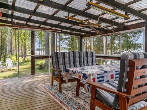 eine Veranda mit 2 Stühlen und einem Tisch auf einer Terrasse in der Unterkunft Chalet Löaborn by Interhome in Kopparberg