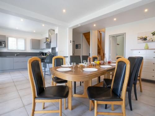 - une salle à manger et une cuisine avec une table et des chaises en bois dans l'établissement Villa Les 4 Vents by Interhome, à Saint-Aygulf