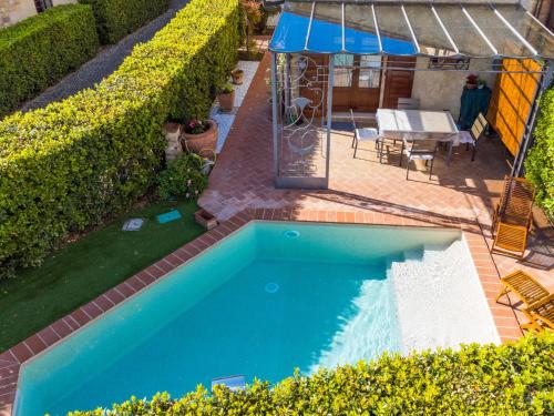 uma vista superior de uma piscina num quintal em Holiday Home The Nest by Interhome em Zambra