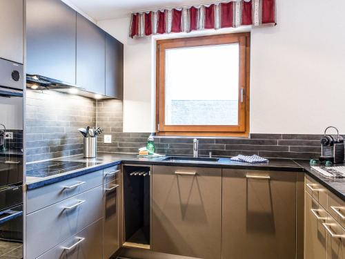 cocina con fregadero y ventana en Apartment TITLIS Resort 2-Zimmer Wohnung 10 by Interhome, en Engelberg