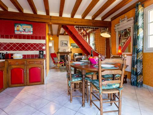 Le Home VaravilleにあるVilla Villa Les Dunes by Interhomeのキッチン、ダイニングルーム(木製のテーブルと椅子付)