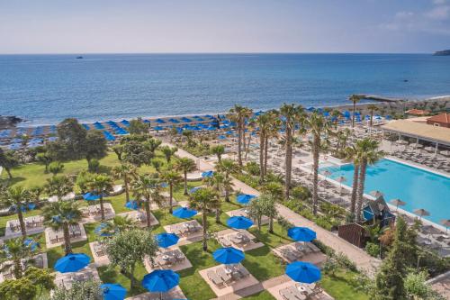 Bazén v ubytování Esperides Beach Resort nebo v jeho okolí