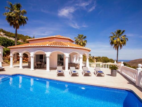 een villa met een zwembad en een prieel bij Villa Villa Alta Vista by Interhome in Muntanya la Sella
