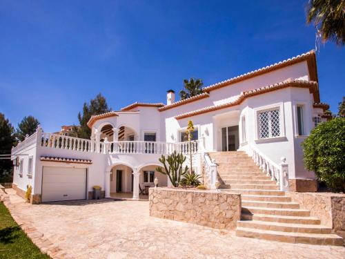 Villa Villa Alta Vista by Interhome في Muntanya la Sella: فيلا بها درج يؤدي الى المنزل