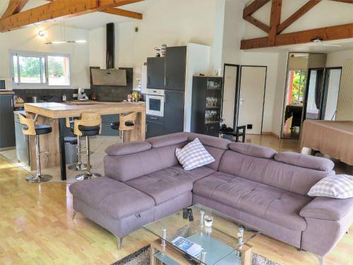 Il comprend un salon avec un canapé violet et une cuisine. dans l'établissement Villa Maroye by Interhome, à Soustons