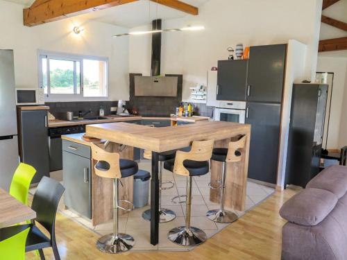 une cuisine avec une table en bois et quelques chaises dans l'établissement Villa Maroye by Interhome, à Soustons