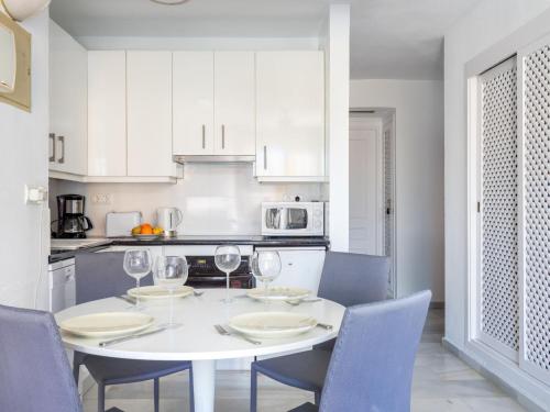 Kuchyňa alebo kuchynka v ubytovaní Apartment Atalaya Rio Verde by Interhome