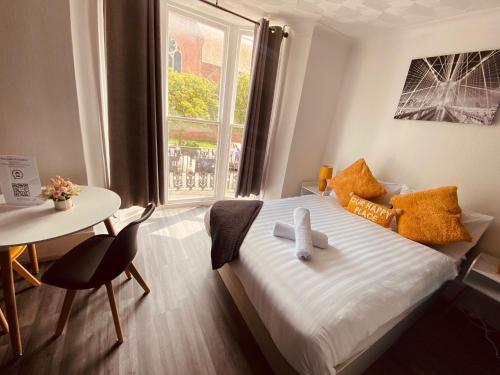 um quarto com uma cama com um urso de peluche em Avalon Hotel em Brighton & Hove