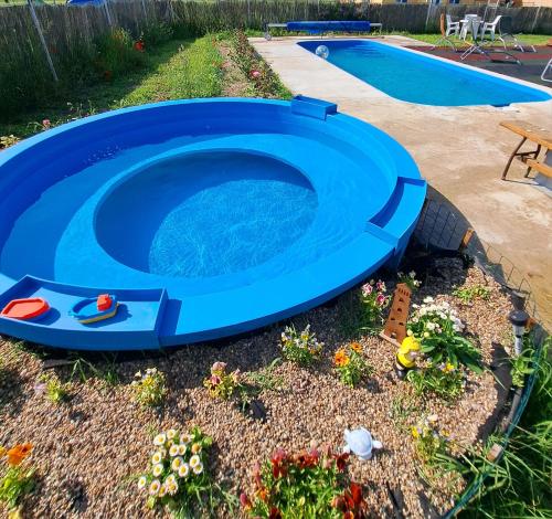 an overhead view of a blue swimming pool in a yard at Csodarét Kúria in Mórahalom