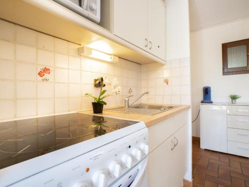 une cuisine avec un évier et un plan de travail dans l'établissement Apartment La Gaillarde-5 by Interhome, aux Issambres