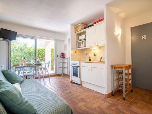 Kitchen o kitchenette sa Apartment Le Domaine de la Gaillarde-5 by Interhome