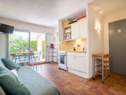 un salon avec un canapé et une cuisine dans l'établissement Apartment La Gaillarde-5 by Interhome, aux Issambres