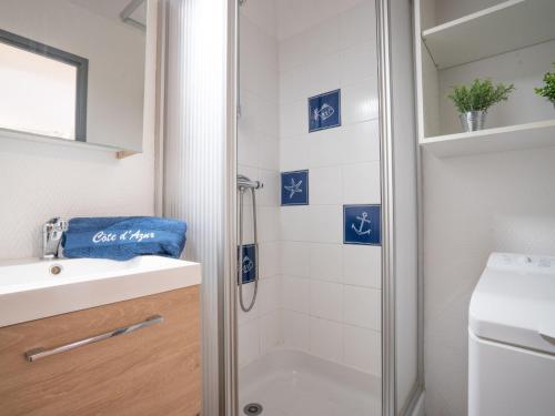 une salle de bain avec douche aux carreaux bleus et blancs dans l'établissement Apartment La Gaillarde-5 by Interhome, aux Issambres