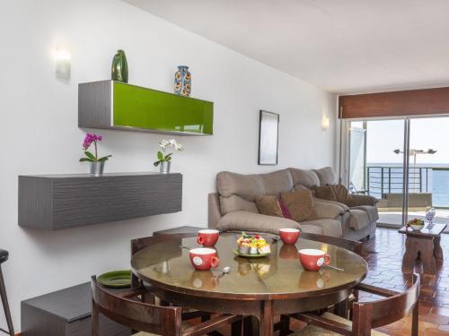 - un salon avec une table et un canapé dans l'établissement Apartment Fanals-2 by Interhome, à Platja d'Aro