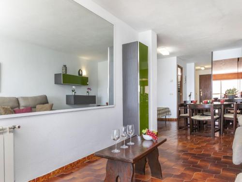 - un salon avec des verres à vin sur une table dans l'établissement Apartment Fanals-2 by Interhome, à Platja d'Aro